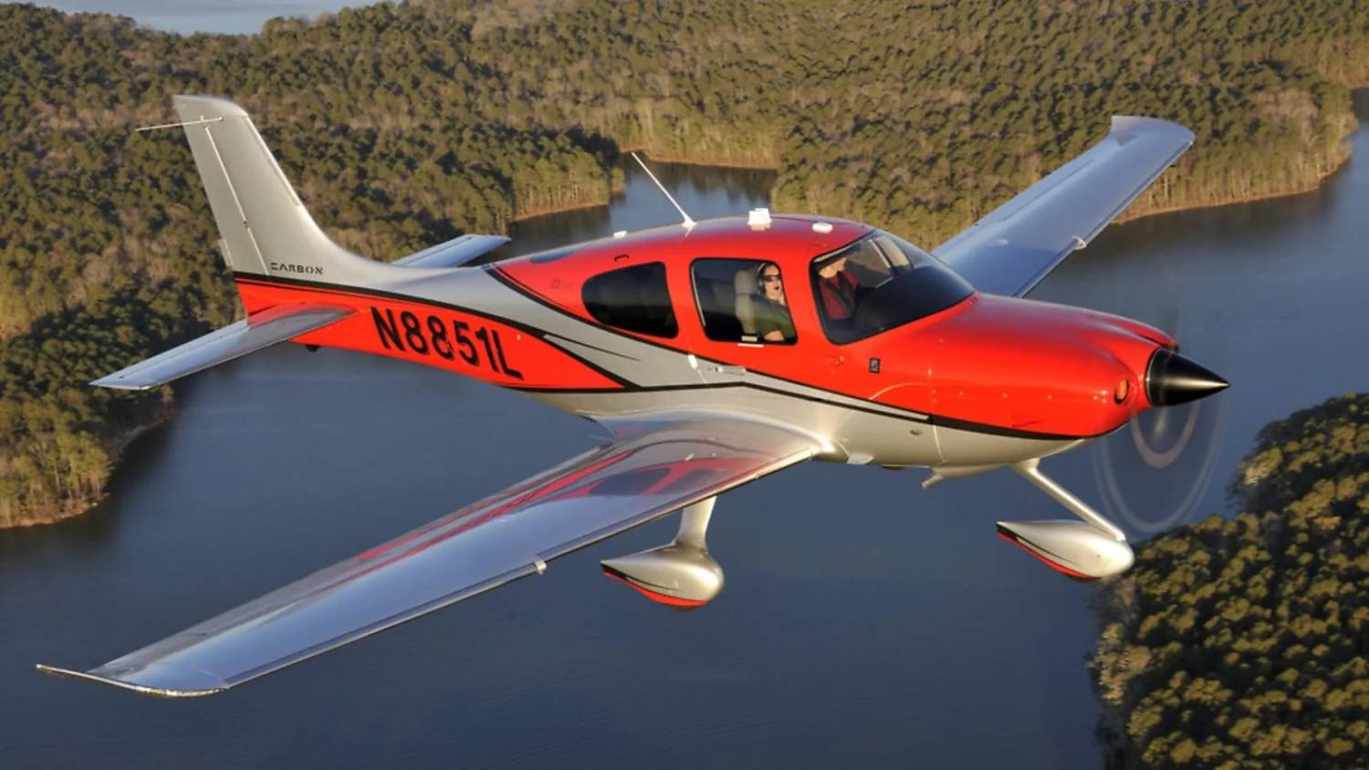 CIRRUS SR-22